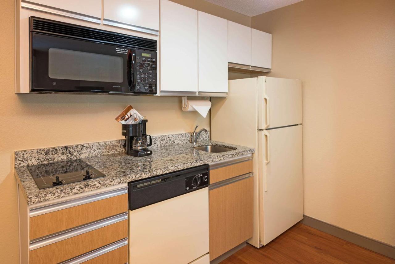 Mainstay Suites Detroit Farmington Hills Exteriör bild